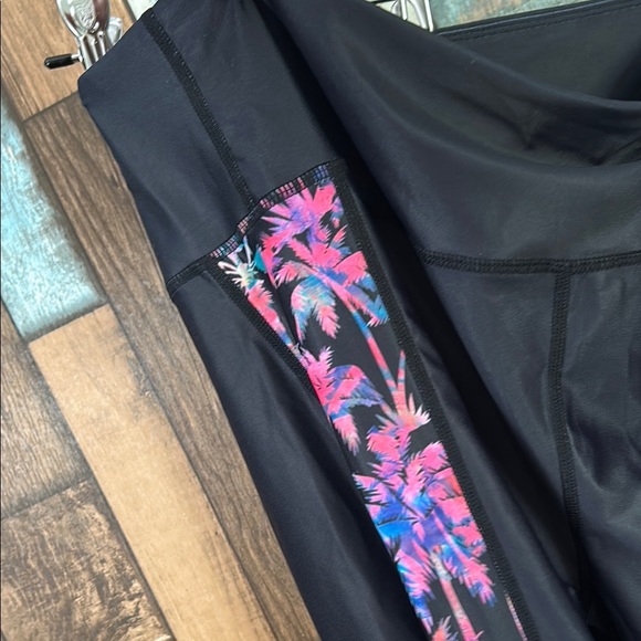 DR Large Black Leggings with tropical Floral Side Stripes - Picture 4 of 13